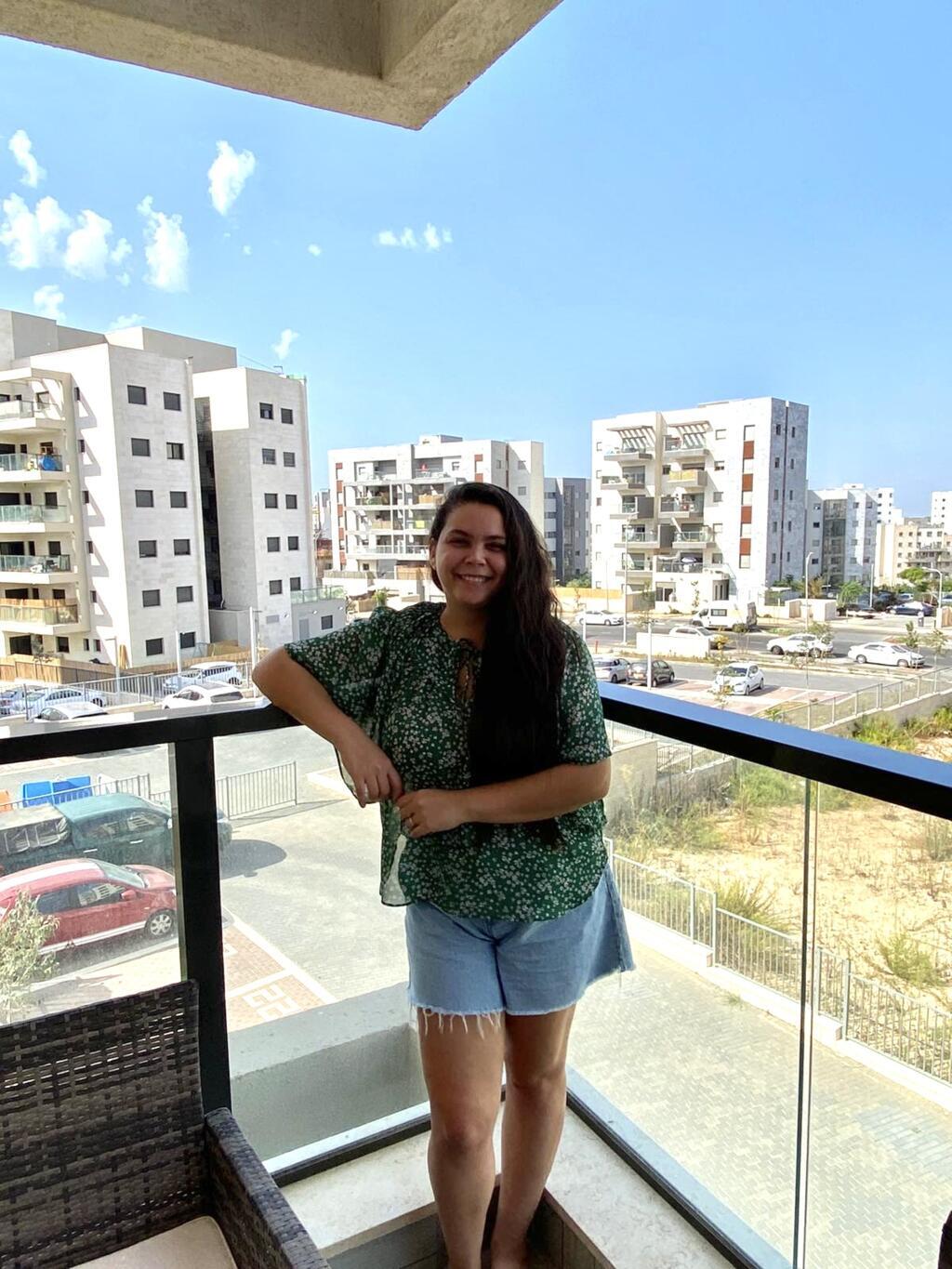 Rafaela Genes na varanda de seu apartamento em Harish