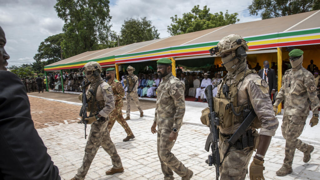 Le président de la transition malienne, le général Assimi Goïta (centre). Ici, lors d'une parade militaire à Bamako en septembre 2022.[ Image d'illustration]
