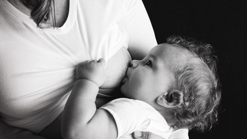 L'Organisation Mondiale de la Santé recommande l'allaitement exclusif au sein de bébé, durant les six premiers mois de la vie.