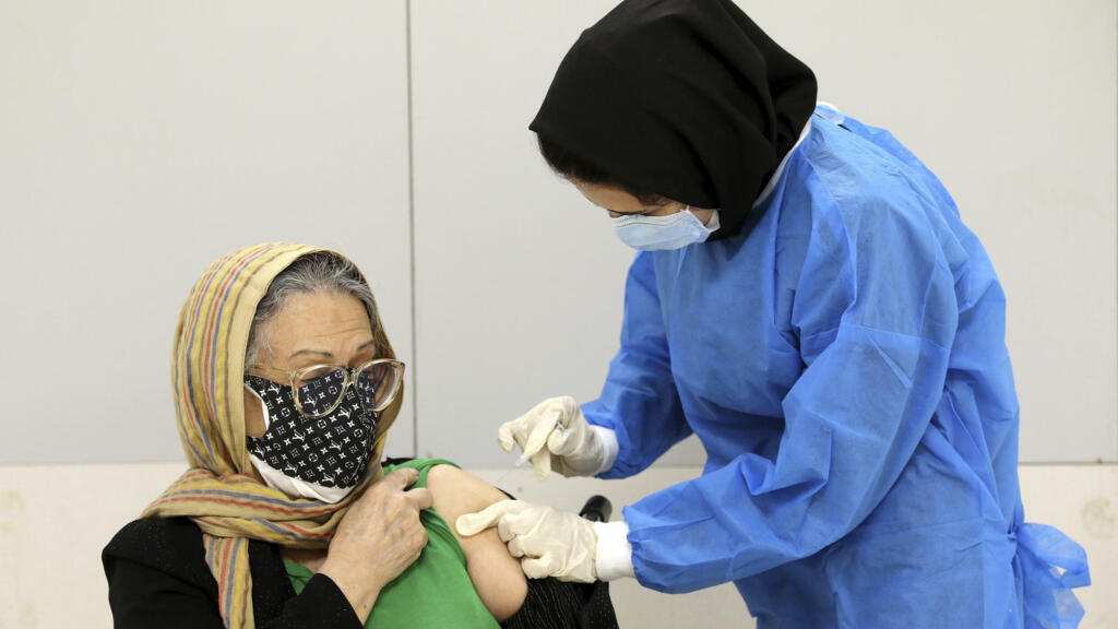 En Iran, les problèmes d'approvisionnement et de mauvaise gestion de la part du gouvernement ont entraîné des retards dans la campagne de vaccination. Sur une population de 84 millions d'habitants, quelque six millions de personnes seulement ont reçu leur premier vaccin. Ici, dans un centre de vaccination à Téhéran, le 17 mai 2021.