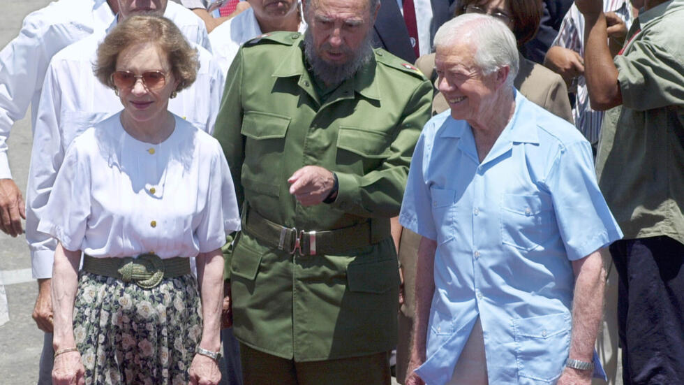 Chủ tịch Cuba Fidel Castro (giữa) đón cựu tổng thống Mỹ Jimmy Carter (phải) và phu nhân tại sân bay La Habana, ngày 17/05/2002.