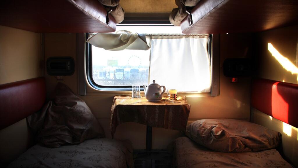 Dans le train en Ouzbékistan où la théière et le thé font partie du voyage.