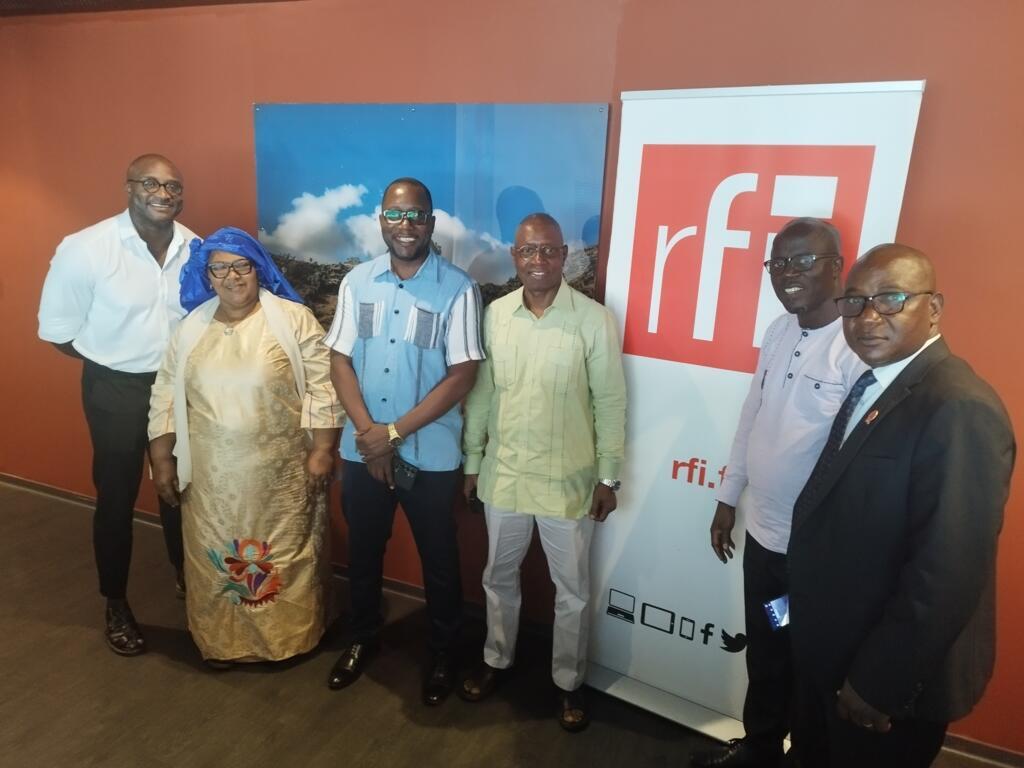 Namouri Dosso et ses invités (de g.à d.) : Asmaou Diallo, Me DS BAh, Abdoulaye Baldé, Mé Koné et Me Loua. Conakry, novembre 2024.