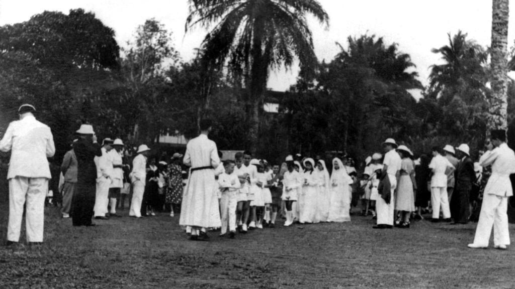 Des colons en compagnie d'enfants à Yaoundé, Cameroun.