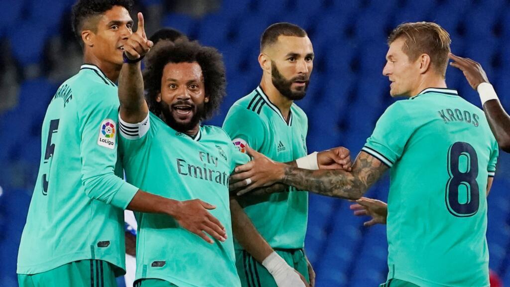 Karim Benzema (Real Madrid) et ses coéquipiers après un but contre Real Sociedad, le 21 juin 2020. Le Real Madrid ravit la tête du classement au Barça.