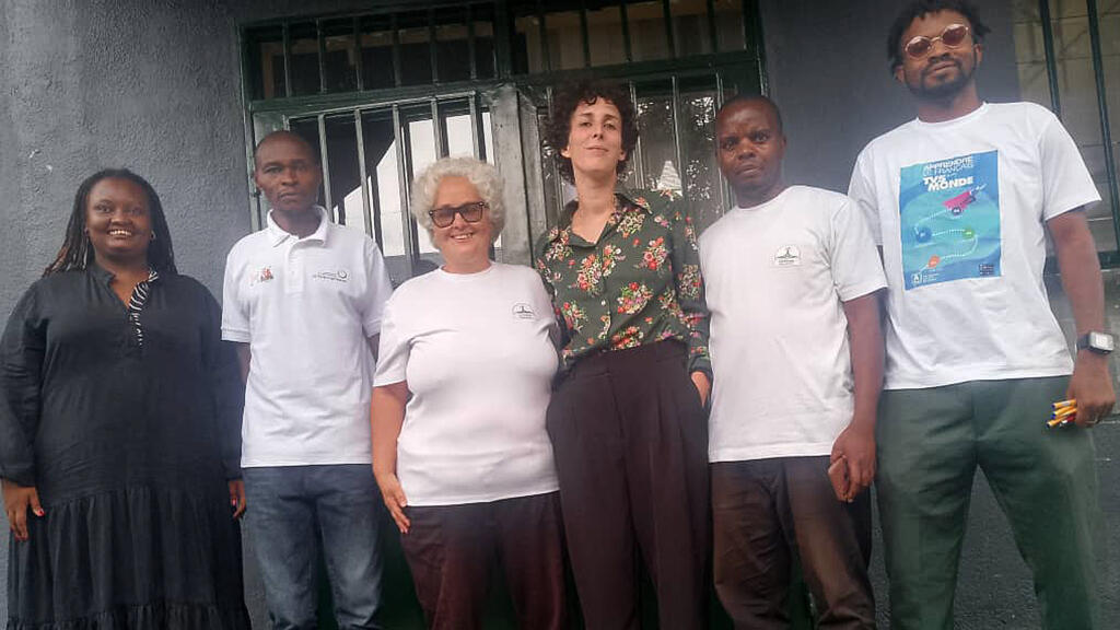 De g. à dr. : Mireille Kaze, mediathécaire de l'Institut français du Rwanda ; Ildephonse Dukundane, professeur de français à Nyundo ; Sandra Bossio, la Fondatrice de la bibliothèque *Le Phare* ; Sarah Delbois, attachée de coopération pour le français de l'ambassade de France au Rwanda ; Théoneste Nsengiyumva, professeur de français ; Soro Siriki Tanignigui, volontaire du club RFI Rwanda et de la Maison TV5Monde Kigali.