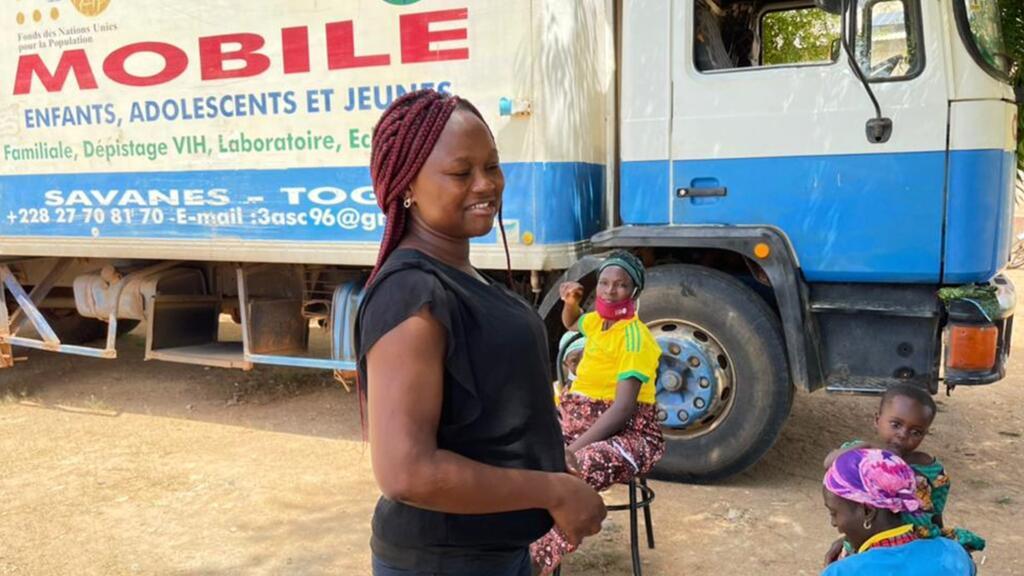 Thérèse et son camion dans un village proche de Dapaong, dans le nord du Togo.