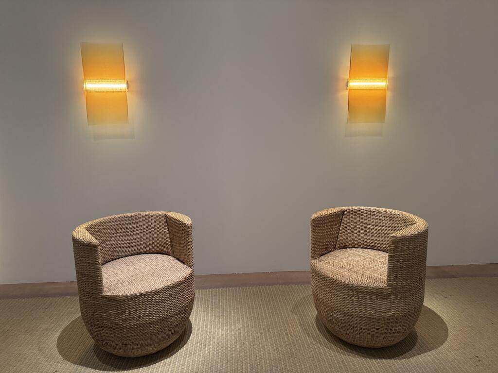 Luminárias de biorresina e cadeiras de junco do Estúdio Rain, do Brasil, em exposição em Paris, em 20 de outubro de 2025.