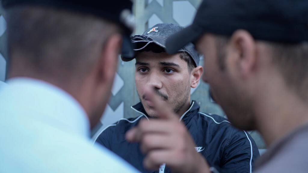 Un jeune protestataire affronte un policier lors d'une manifestation du mouvement Gen Z, à Casablanca, au Maroc, le lundi 29 septembre 2025.