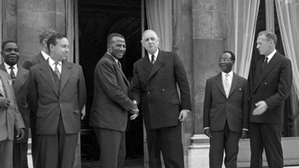 16 septembre 1960. Palais de l'Élysée, Paris.Le Premier ministre, Sylvanus Olympio, serre la main du général de Gaulle, entouré de son Premier ministre, Michel Debré (g) et le ministre des Affaires étrangères, Maurice Couve de Murville (d).