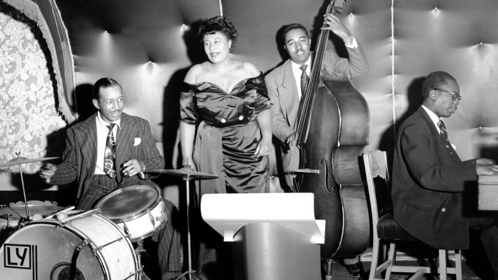 Ella Fitzgerald en concert, avec le batteur Lee Young, le contrebassiste (et mari) Ray Brown et le pianiste Hank Jones, en 1948 à Los Angeles.