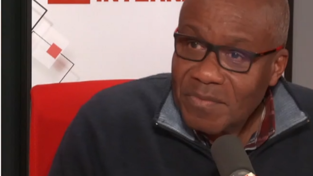 Francis Kpatindé, enseignant à Sciences Po Paris, journaliste, ancien rédacteur en chef de Jeune Afrique, dans les studios de RFI, le 16022024.