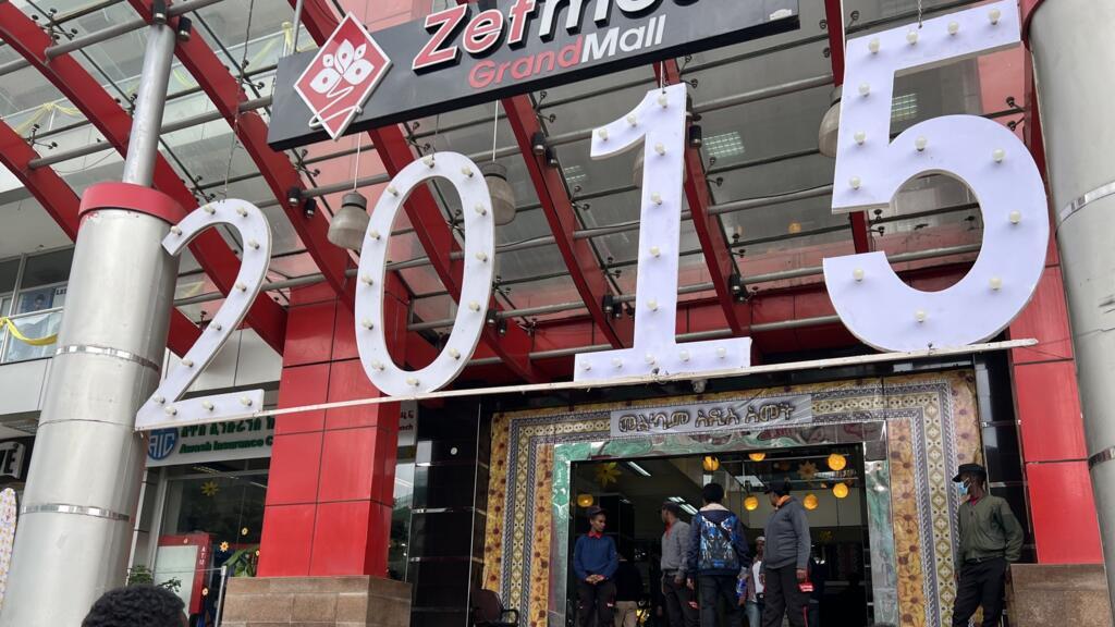 De acordo com o calendário etíope, o país está atualmente em 2015. Entrada de um centro comercial em Adis Abeba