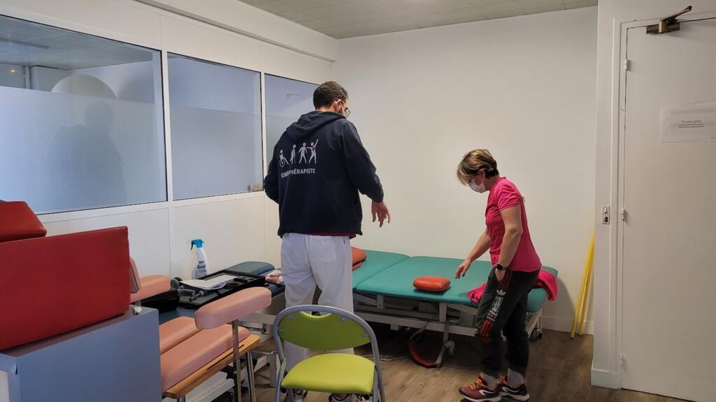O fisioterapeuta Jean-Pierre Saleh realiza exercícios com a paciente Nadège Courilleau, que sente falta de ar mais de um ano depois de ter pego a Covid-19.