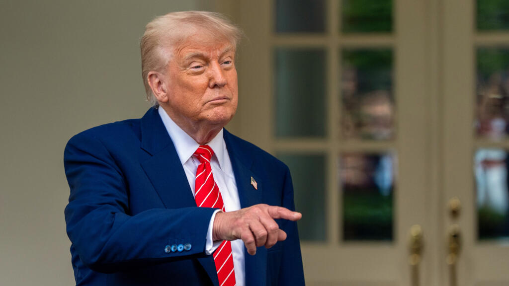 Le président Donald Trump s'adresse aux journalistes devant l'aile ouest de la Maison Blanche, jeudi 8 mai 2025, à Washington.