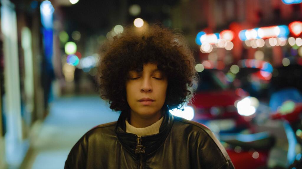 A cantora francesa Léonie Pernet lançou em junho seu terceiro álbum, “Poèmes Pulvérisés".