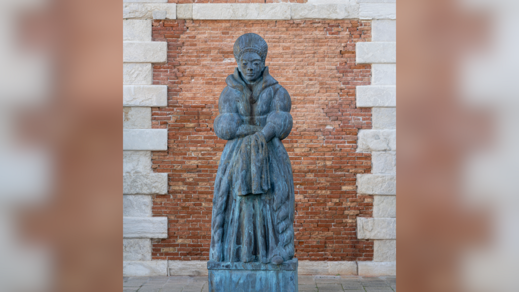 Thomas Schütte, Mutter Erde, 2024, Pinault Collection © Thomas Schütte, by SIAE 2025. Installation view, “Thomas Schütte. Genealogies”, 2025, Punta della Dogana, Venezia. Ph. Matteo De Fina © Palazzo