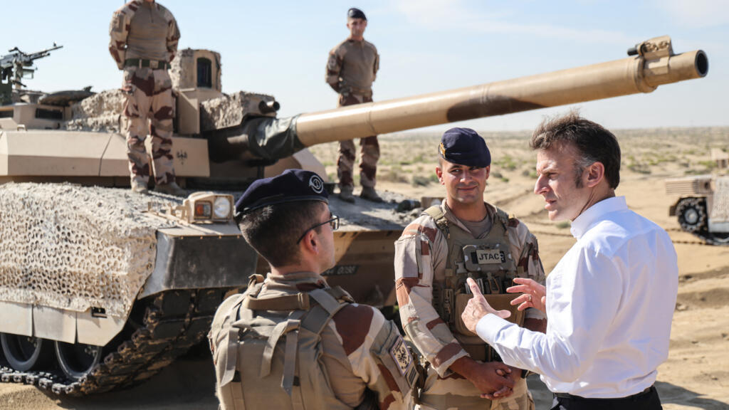 En visite aux Émirats arabes unis, Emmanuel Macron accompagne un exercice militaire français dans le désert