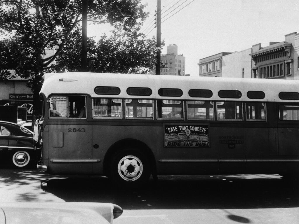 Le chauffeur est seul dans son bus vide alors qu'il circule dans le centre-ville de Montgomery, le 26 avril 1956. Les Afro-Américains continuent de boycotter la Montgomery City Lines, même si la compagnie de bus a déclaré la fin de la ségrégation sur ces lignes. Dans le même temps, la police menace d'arrêter toute personne racisée qui tenterait de monter dans les bus.