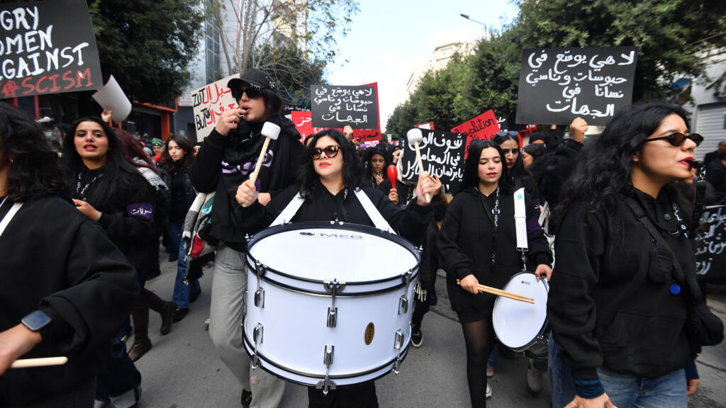 Tunisie: l'opposante Chayma Issa arrêtée lors d'une manifestation après les condamnations du méga-complot