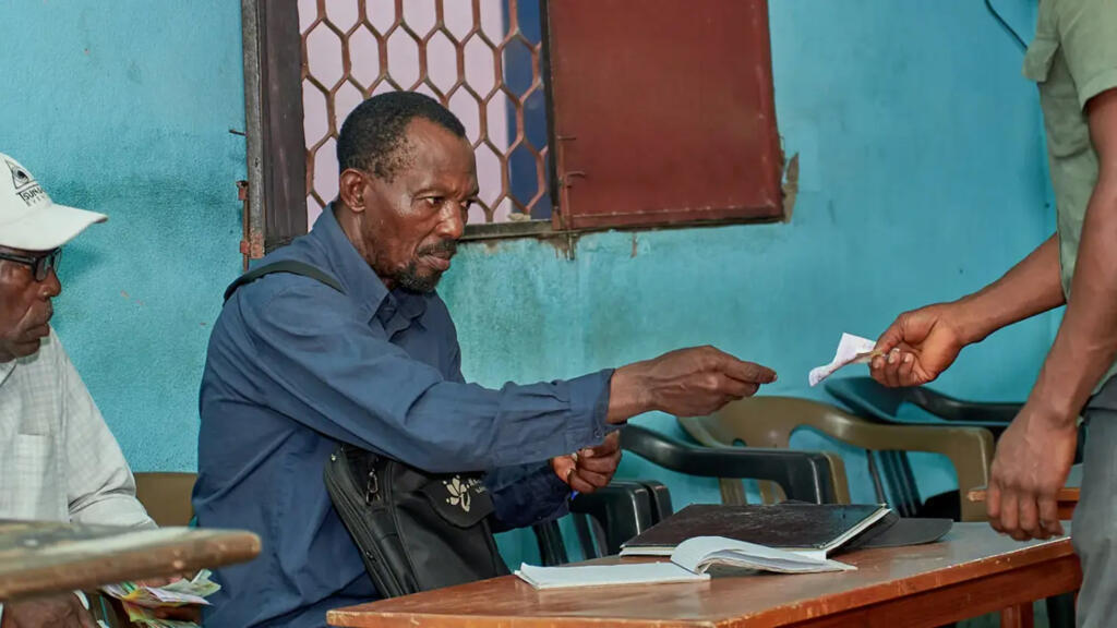 Grâce au soutien du FID, un produit financier permet aux associations dites tontines d’améliorer la couverture sociale au Cameroun.