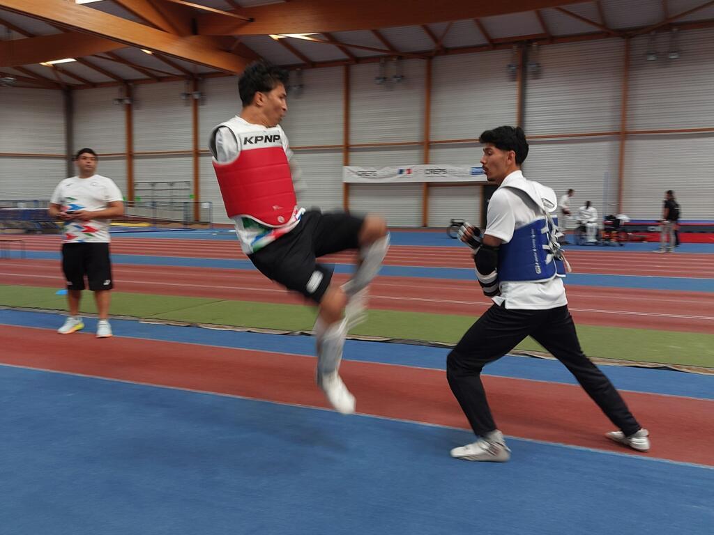 Le taekwondoïste Hadi Hassanzada, 29 ans, originaire d'Afghanistan, à l'entraînement.