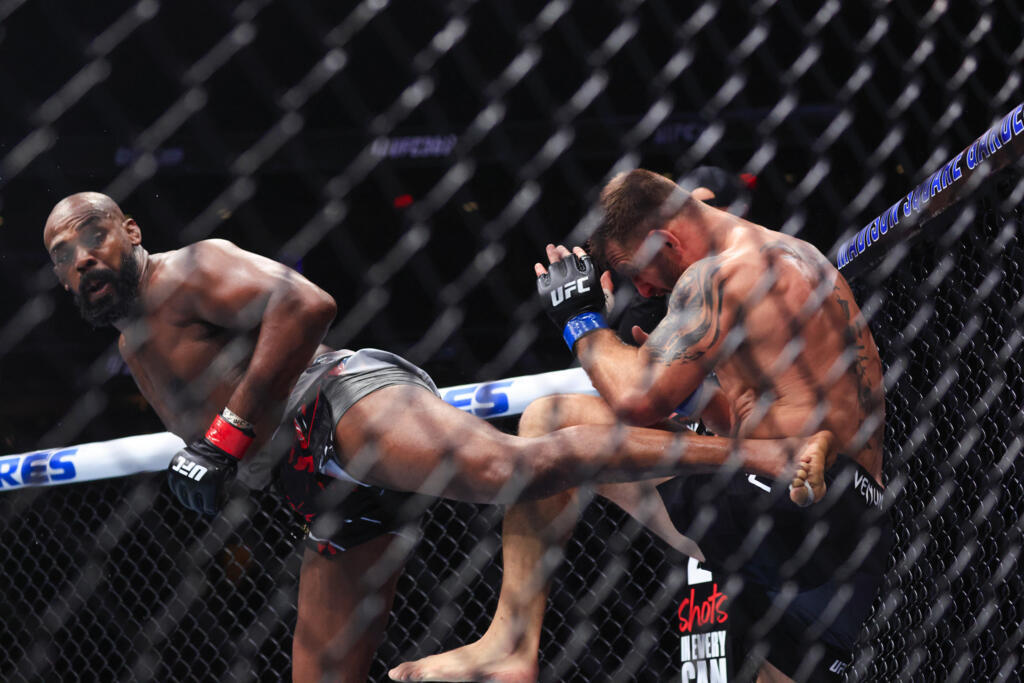 Jon Jones (gauche) face à Stipe Miocic lors de leur combat pour le titre de champion du monde des lourds UFC, le 16 novembre 2024 au Madison Square Garden de New York