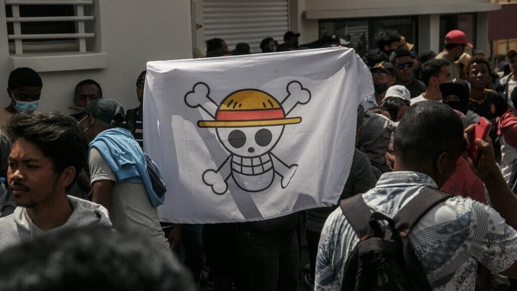 Des manifestants arborent le drapeau du manga japonais «One Piece» dans les rues d'Antananarivo, le 30 septembre 2025.