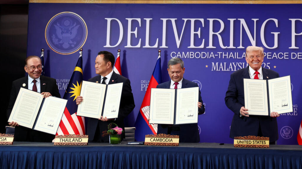2025 年10月26日,马来西亚吉隆坡第47届东盟 (ASEAN) 峰会期间,马来西亚总理安瓦尔、泰国总理阿努廷、柬埔寨首相洪玛奈和美国总统特朗普在签署柬埔寨和泰国停火协议期间举着文件。 2025 年10月26日,马来西亚吉隆坡第47届东盟 (ASEAN) 峰会期间,马来西亚总理安瓦尔、泰国总理阿努廷、柬埔寨首相洪玛奈和美国总统特朗普在签署柬埔寨和泰国停火协议期间举着文件。