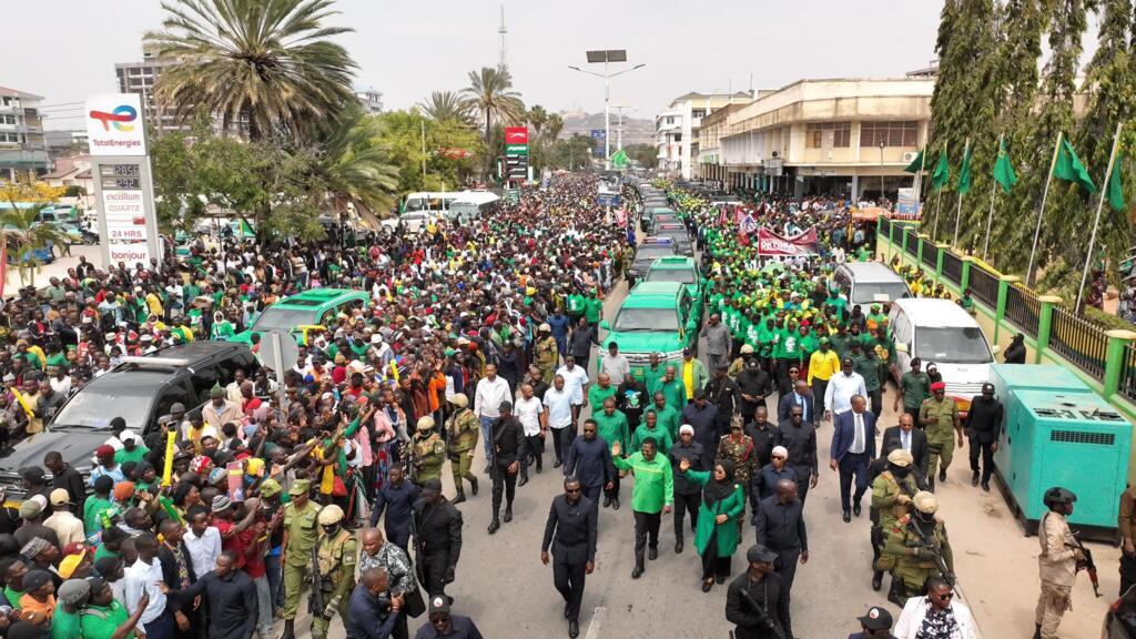 Rais wa Tanzania Samia Hassan na wafuasi wake wakati akichukua fomu ya kuwania urais.