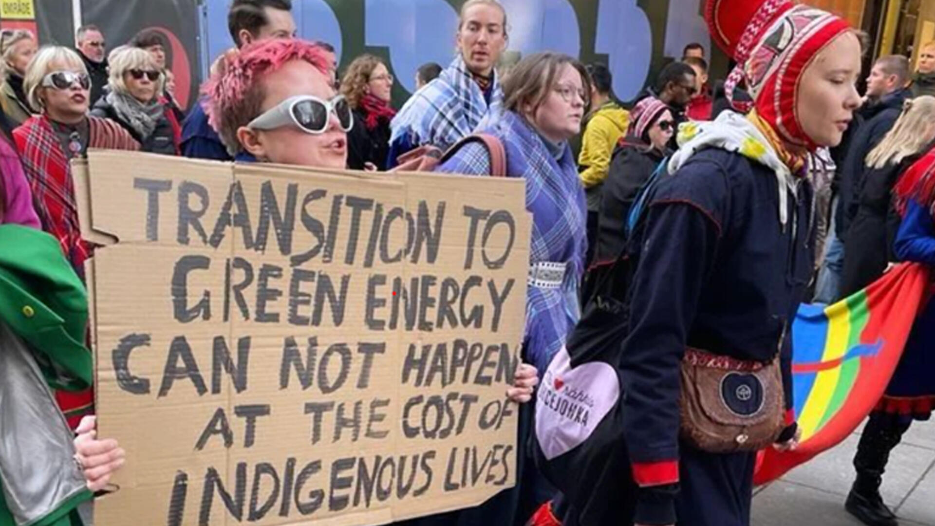 Manifestation à Oslo, le 14 octobre 2023, contre la construction d’éoliennes en territoire Sami.