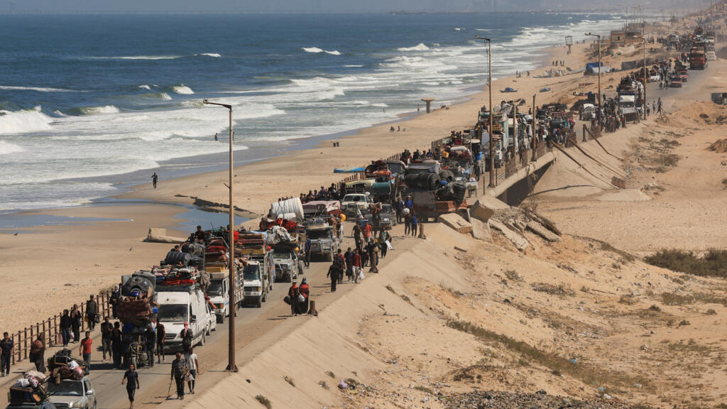 Des Palestiniens déplacés, fuyant le nord de Gaza en raison d'une opération militaire israélienne, se dirigent vers le sud après que les forces israéliennes ont ordonné aux habitants de la ville de Gaza d'évacuer vers le sud, dans la bande de Gaza centrale, le 20 septembre 2025.
