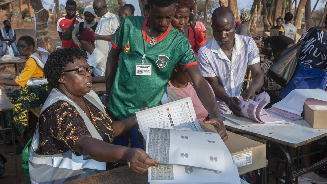 Malawi: l'ex-président Mutharika en passe de l’emporter, le camp Chakwera dénonce des fraudes