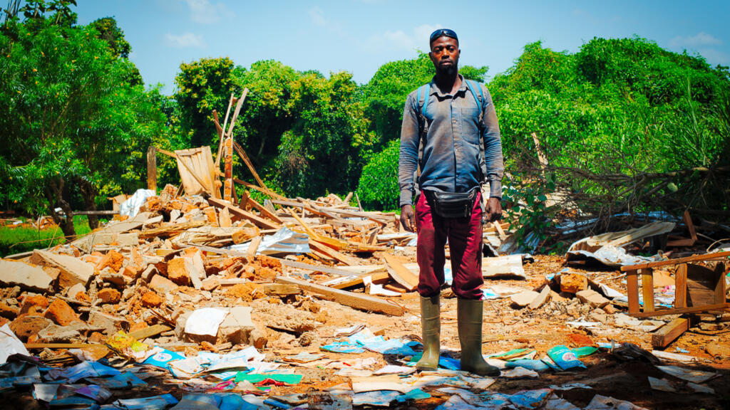 Constant, chef des planteurs de Tinguekoffikro, dans les ruines de l'école primaire du campement – le site installé dans la zone classée de la forêt de Bouaflé a été déguerpi mi-septembre.