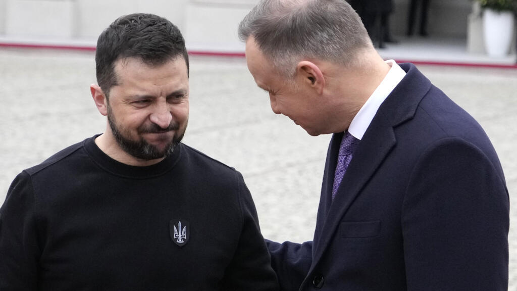 O presidente polonês,  Andrzej Duda, dá as boas-vindas ao líder ucraniano, Volodymyr Zelensky, em Varsóvia. 5 de abril de 2023