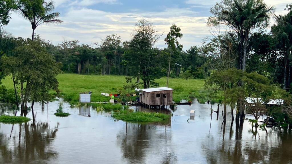 Ribeirinho em área isolada no rio Amazonas.