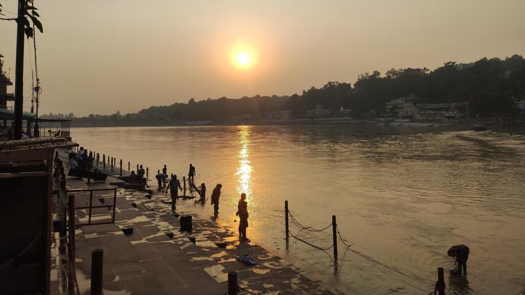 La ville de Rishikesh, où se déroulent les cours de l’école Mahasiddha, se trouve au bord du fleuve sacré du Gange.