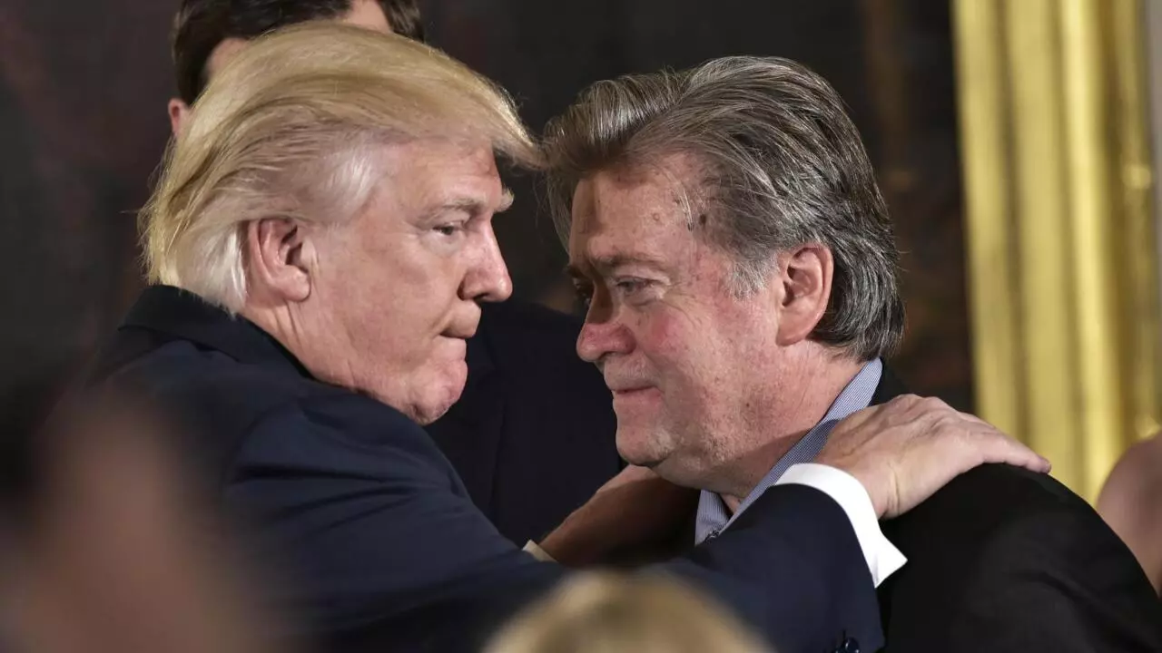 Trump indulta a 73 personas, incluido exconsejero Steve Bannon - RFI