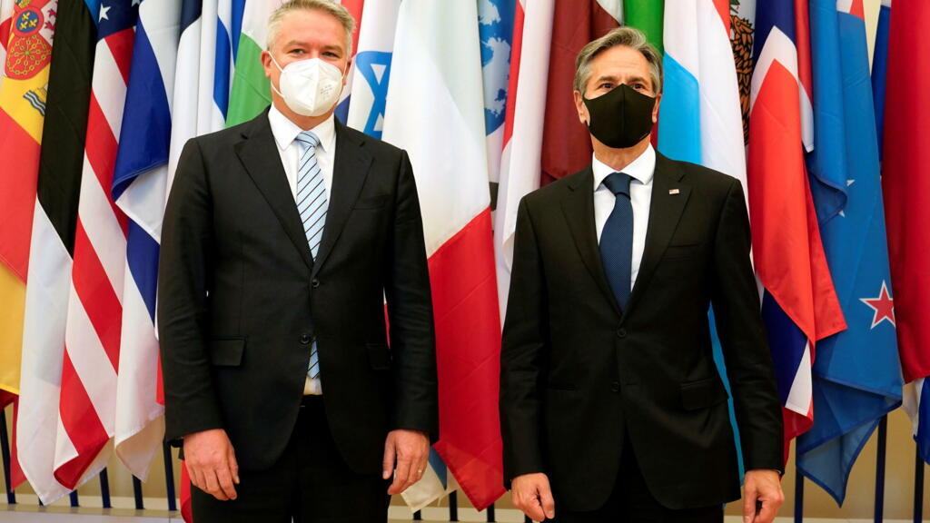 O Secretário de Estado norte-americano Antony Blinken posa para uma foto com o Secretário Geral da Organização para Cooperação e Desenvolvimento Econômico Mathias Cormann, da Austrália, ao chegar para a reunião do Conselho Ministerial da OCDE, em Paris, França, em 5 de outubro de 2021.