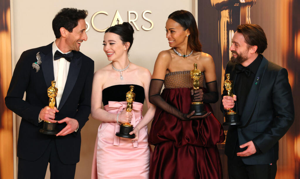 Mikey Madison, ganhadora do Oscar de Melhor Atriz por “Anora”, Adrien Brody, ganhador do Oscar de Melhor Ator por “The Brutalist”, Zoe Saldana, ganhadora do Oscar de Melhor Atriz Coadjuvante por 'Emilia Perez', e Kieran Culkin, ganhador do Oscar de Melhor Ator Coadjuvante por “A Real Pain”, posam na sala de fotos do Oscar na 97ª premiação da Academia em Hollywood, Los Angeles, Califórnia, EUA, em 2 de março de 2025.