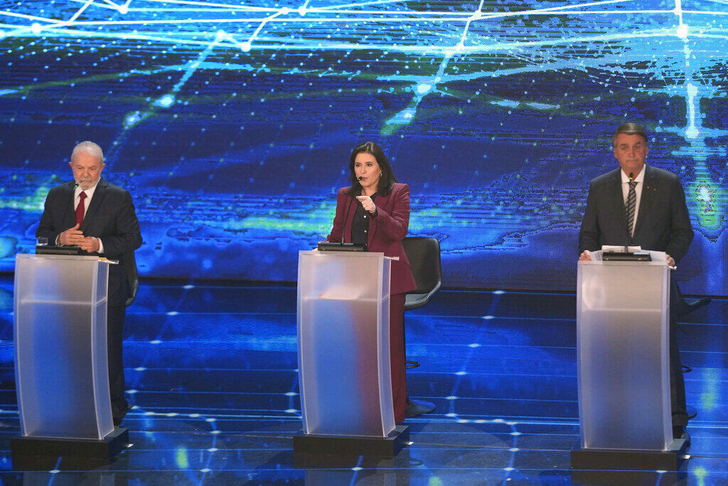 A candidata à presidência do Brasil Simone Tebet, do Partido do Movimento Democrático Brasileiro, entre Jair Bolsonaro, que concorre à reeleição (d), e o ex-presidente e agora candidato Luiz Inácio Lula da Silva, do Partido dos Trabalhadores.