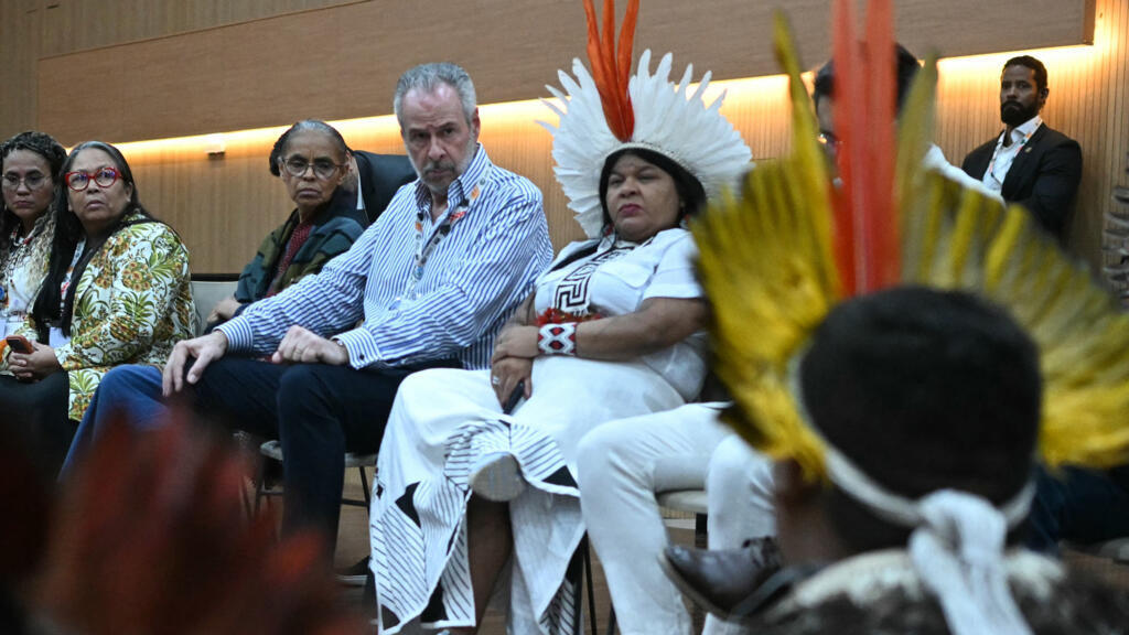 Le président de la COP30, André Correa Do Lago, entouré de la ministre de l'Environnement Marina Silva et de la ministre des Peuples autochtones Sonia Guajajara, le 14 novembre 2025 à Belém.