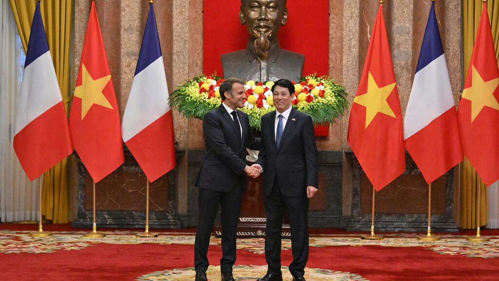 Chủ tịch Việt Nam Lương Cường (phải) tiếp tổng thống Pháp Emmanuel Macron tại Phủ Chủ tịch, Hà Nội, ngày 26/05/2025.
