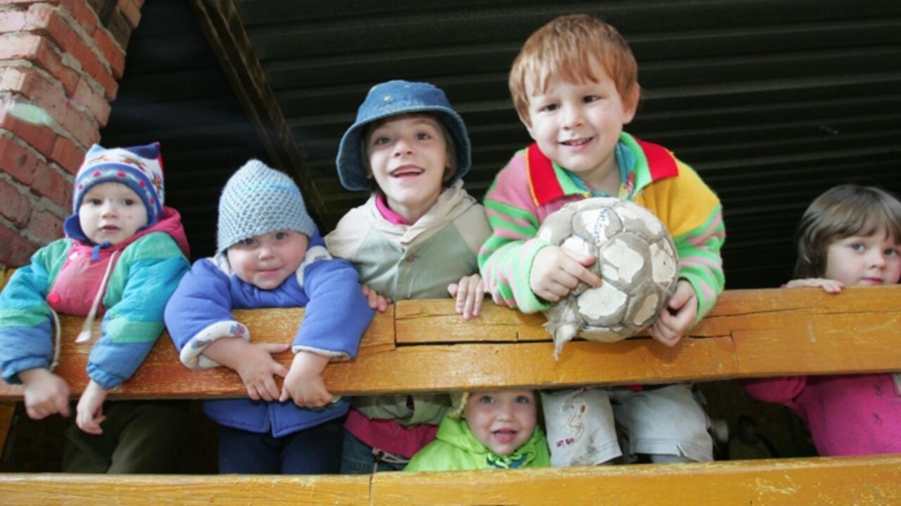 ребенок и усыновитель. російські діти. малыши в доме малютки.