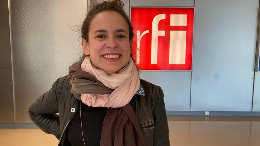Janaína Suaudeau, atriz franco-brasileira, estreia peça Ninho em Paris.
