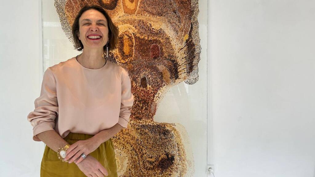 Daniela Busarello expõe a pintura "Torna-te o que tu és", feita a partir de pigmentos recolhidos a partir de folhagens da Mata Atlântica em Curitiba, sua cidade natal. A brasileira é um dos artistas convidados pelo Espaço Krajcberg, em Paris, dentro da mostra "O grito pelo planeta (Le cri pour la planète, no original, em francês), que propõe um diálogo de artistas contemporâneos com a obra de Frans Krajcberg (1921-2017), dentro do calendário de eventos do ano do Brasil na França.