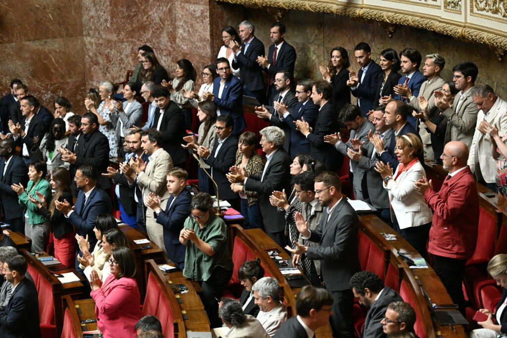 Les députés de l'aile gauche de l'Assemblée nationale applaudissent après l'annonce du rejet du vote de confiance du gouvernement Bayrou, le 8 septembre 2025.