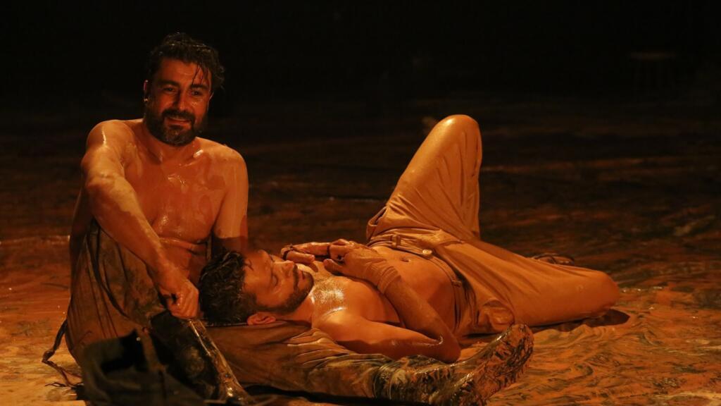 Cena da peça "Tom na Fazenda", em cartaz no Festival de Avignon 2022.