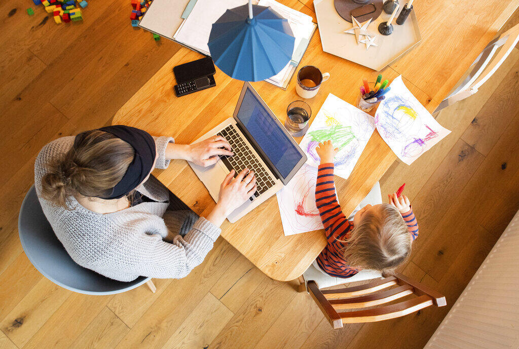 Ganhos de produtividade em home office são perdidos se o trabalhador deve executar outras tarefas paralelamente, como cuidar de crianças. 