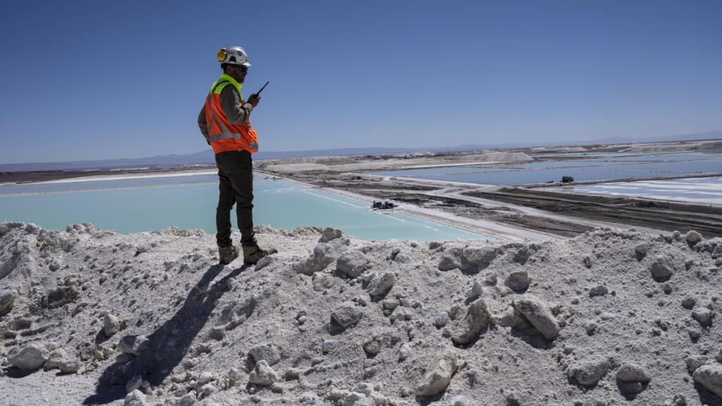 Un travailleur de la mine de lithium d'Albemarle observe les bassins de traitement du lithium dans le désert d'Atacama, au Chili. (Image d'illustration)
